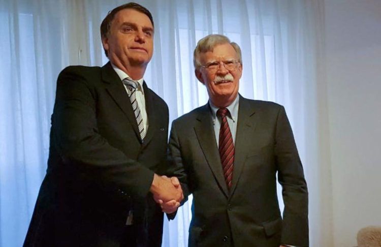 El asesor de Seguridad Nacional de la Casa Blanca, John Bolton (d), saluda al presidente electo de Brasil, Jair Bolsonaro, durante escala en Río de Janeiro antes de dirigirse a Argentina para participar en la cumbre del G20. Foto: El Informador / AP.