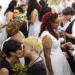 Varias parejas se besan y celebran durante una ceremonia colectiva de 40 parejas del mismo sexo en Sao Paulo, Brasil, el sábado 15 de diciembre del 2018. (AP Foto/Nelson Antoine)