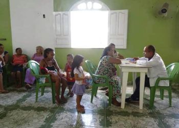 Médico cubano hablando con un paciente brasileño en una iglesia evangélica en la isla Marajo en el estado de Pará, Brasil. Foto: Jarina García a través de AP / Archivo.