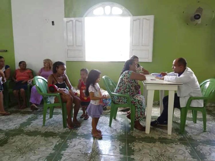 Médico cubano hablando con un paciente brasileño en una iglesia evangélica en la isla Marajo en el estado de Pará, Brasil. Foto: Jarina García a través de AP / Archivo.