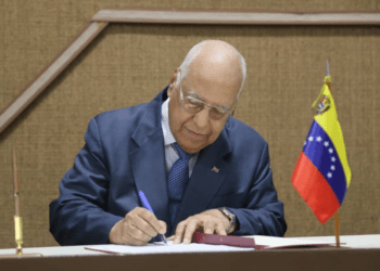 El Vicepdte. del Consejo de Ministros de Cuba, Ricardo Cabrisas, firmanel Acta final de la XIX Sesión de la Comisión Integubernamental del Convenio Integral de Cooperación Cuba-Venezuela. Foto: Cancillería de Venezuela.