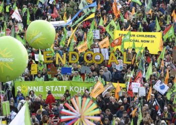 Una multitud marcha exigiendo más acciones para combatir el cambio climático, en Colonia, Alemania, el 1 de diciembre del 2018. Foto: Henning Kaiser / dpa vía AP.