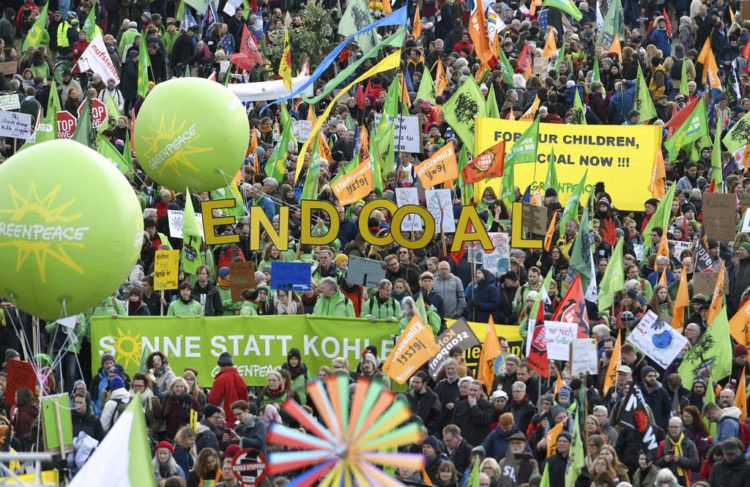 Una multitud marcha exigiendo más acciones para combatir el cambio climático, en Colonia, Alemania, el 1 de diciembre del 2018. Foto: Henning Kaiser / dpa vía AP.