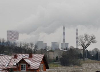 En esta fotografía del 21 de noviembre de 2018, humo sube de una serie de chimeneas de la planta energética y de calentamiento en Bedzin, cerca de Katowice, Polonia. Foto: Czarek Sokolowski / AP.