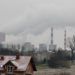 En esta fotografía del 21 de noviembre de 2018, humo sube de una serie de chimeneas de la planta energética y de calentamiento en Bedzin, cerca de Katowice, Polonia. Foto: Czarek Sokolowski / AP.