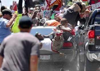 Durante una demostración de supremacistas blancos y miembros del Ku Klux Klan en Charlottesville, Virginia, en agosto de 2017, un auto embistió a una multitud y mató a una mujer e hirió a otras 19 personas. Las víctimas protestaban contra una marcha de racistas y neonazis que, a su vez, se mostraron indignados por la remoción de un monumento del general Robert E. Lee, un símbolo de fines del siglo XIX de la defensa de la esclavitud y la segregación racial en Estados Unidos. Foto: AP.