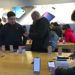 Gente compra el último modelo de iPhone en el Apple Store, Beijing, martes 11 de diciembre de 2018. El jefe de la economía china y el secretario del Tesoro estadounidense discutieron planes para realizar conversaciones sobre la guerra arancelaria. Foto: Andy Wong / AP.