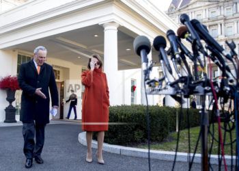 Nancy Pelosi, líder de los demócratas en la Cámara de Representantes, derecha, y el senador Chuck Schumer, líder de la minoría demócrata en el Senado, izquierda, salen de la Casa Blanca para hablar con la prensa, en Washington, el martes 11 de diciembre de 2018. (AP Foto/Andrew Harnik)