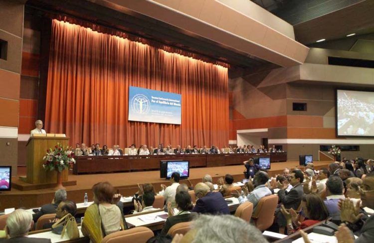 Conferencia Internacional por el Equilibrio del Mundo celebrada en La Habana en 2013. Foto: CubaMinrex.