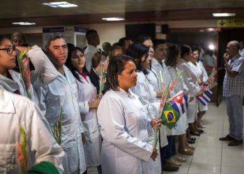 Médicos cubanos que trabajaban en Brasil, después de aterrizar en La Habana el viernes 23 de noviembre de 2018. Foto: Desmond Boylan / AP.