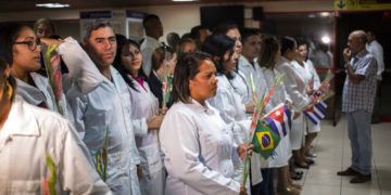 Médicos cubanos que trabajaban en Brasil, después de aterrizar en La Habana el viernes 23 de noviembre de 2018. Foto: Desmond Boylan / AP.