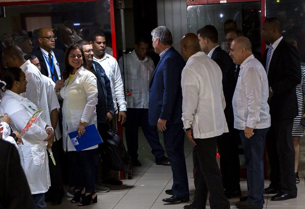 El presidente cubano, Miguel Díaz-Canel, con médicos cubanos a su regreso de Brasil en La Habana, el viernes 23 de noviembre de 2018. Foto: Desmond Boylan / AP.