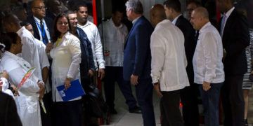 El presidente cubano, Miguel Díaz-Canel, con médicos cubanos a su regreso de Brasil en La Habana, el viernes 23 de noviembre de 2018. Foto: Desmond Boylan / AP.