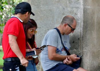 Cubanos conectados a internet a través de sus dispositivos móviles. Foto: Ernesto Mastrascusa / EFE / Archivo.