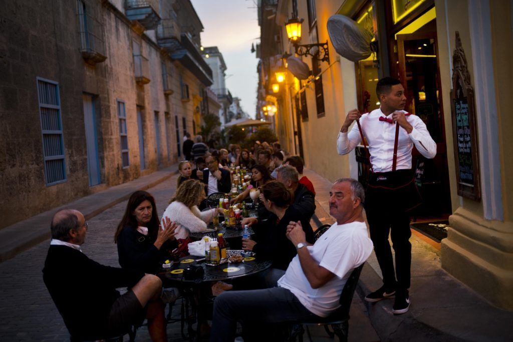 En esta imagen del 31 de enero de 2018, algunos comensales ocupan las mesas al aire libre en un restaurante privado de La Habana, Cuba. (AP Foto/Ramon Espinosa