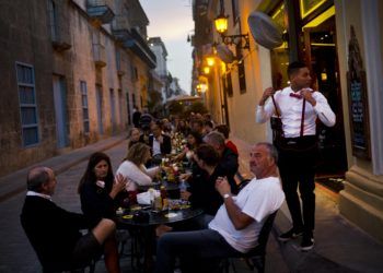 En esta imagen del 31 de enero de 2018, algunos comensales ocupan las mesas al aire libre en un restaurante privado de La Habana, Cuba. (AP Foto/Ramon Espinosa