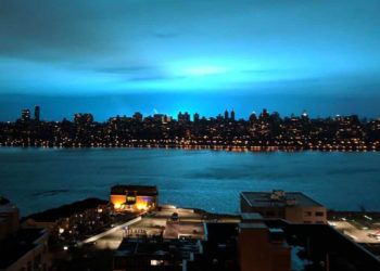 El "destello azul" que iluminó el cielo de New York la noche del 27 de diciembre de 2018. Foto: @ElHorizontemx / Twitter.