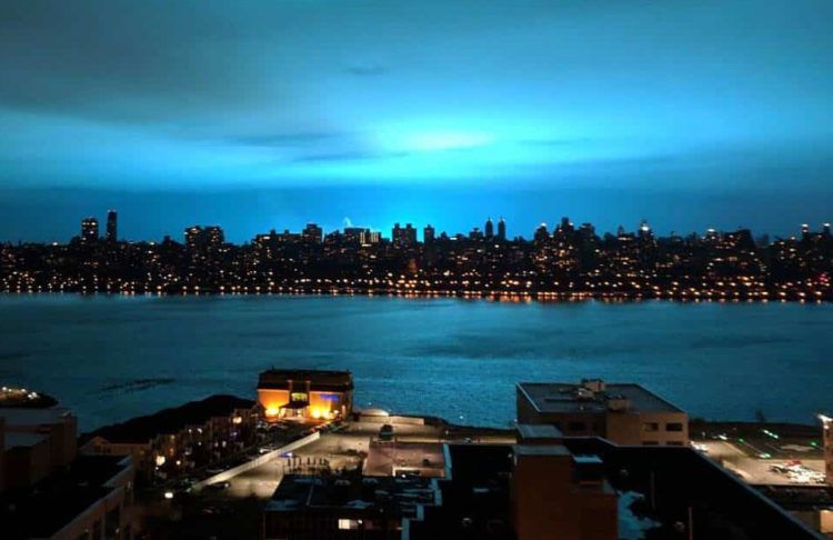 El "destello azul" que iluminó el cielo de New York la noche del 27 de diciembre de 2018. Foto: @ElHorizontemx / Twitter.