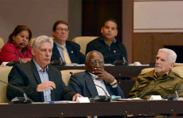 El presidente cubano, Miguel Díaz-Canel (izq), en la sesión plenaria de la Asamblea Nacional de Cuba el 18 de diciembre de 2018. Foto: @AsambleaCuba / Twitter / Archivo.
