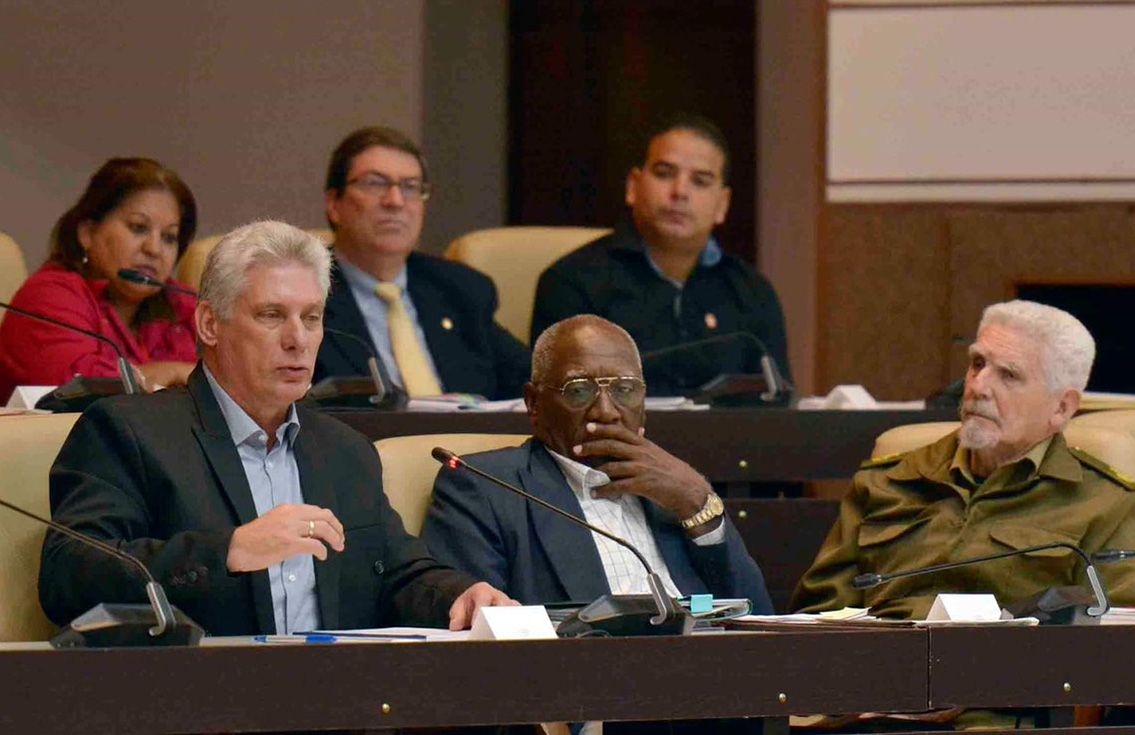 El presidente cubano, Miguel Díaz-Canel (izq), en la sesión plenaria de la Asamblea Nacional de Cuba el 18 de diciembre de 2018. Foto: @AsambleaCuba / Twitter / Archivo.
