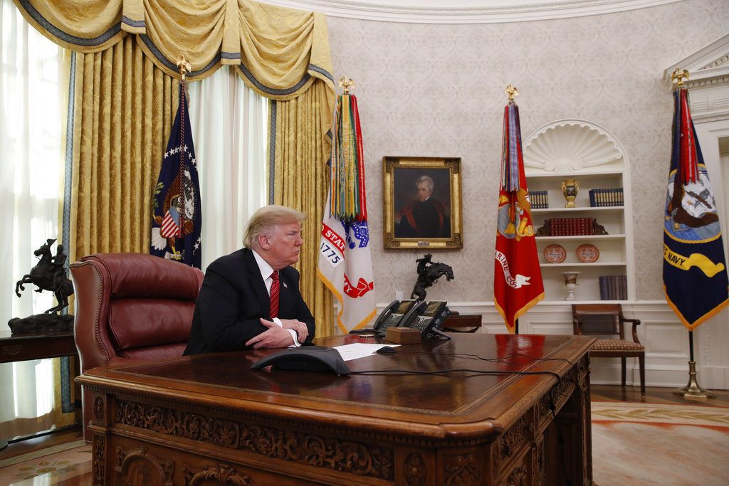 El presidente Donald Trump hace una pausa mientras habla con miembros de las fuerzas armadas en una videoconferencia el martes 25 de diciembre de 2018 desde la Casa Blanca. Foto: Jacquelyn Martin / AP.