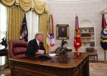 El presidente Donald Trump hace una pausa mientras habla con miembros de las fuerzas armadas en una videoconferencia el martes 25 de diciembre de 2018 desde la Casa Blanca. Foto: Jacquelyn Martin / AP.