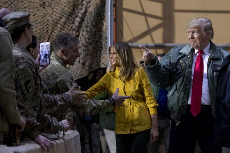 El presidente estadounidense Donald Trump y la primera dama Melania Trump saludan a soldados en la Base Aérea Al Asad en Irak el 26 de diciembre del 2018. Foto: Andrew Harnik / AP.