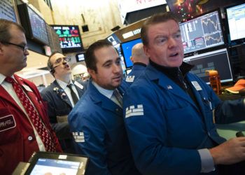 La Bolsa de Valores de Nueva York (Wall Street) reacciona a los comentarios y amenazas de Donald Trump. Foto: Mark Lennihan / AP.