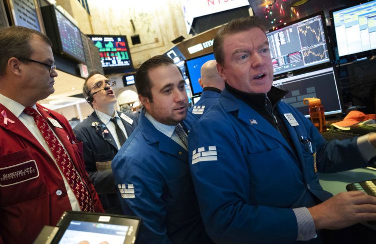 La Bolsa de Valores de Nueva York (Wall Street) reacciona a los comentarios y amenazas de Donald Trump. Foto: Mark Lennihan / AP.