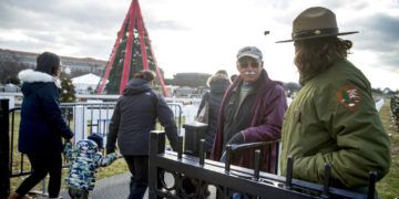 Empleados del Servicio de Parques Nacionales abren el acceso al Árbol Nacional de Navidad cerca de la Casa Blanca el lunes 24 de diciembre de 2018. Foto: Andrew Harnik / AP.