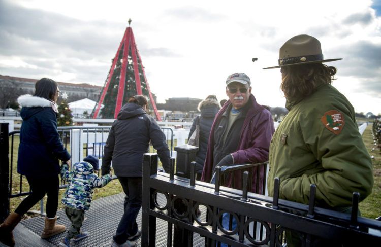 Empleados del Servicio de Parques Nacionales abren el acceso al Árbol Nacional de Navidad cerca de la Casa Blanca el lunes 24 de diciembre de 2018. Foto: Andrew Harnik / AP.