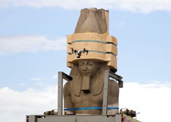 Un dron sobrevolando alrededor de una enorme estatua del faraón Ramsés II mientras es reubicado al Gran Museo Egipcio, en El Cairo, Egipto. Foto: Amr Nabil / AP.