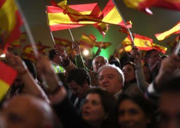 Militantes y simpatizantes de Vox celebran los resultados en las elecciones andaluzas esta noche en un hotel de Sevilla. EFE/Rafa Alcaide