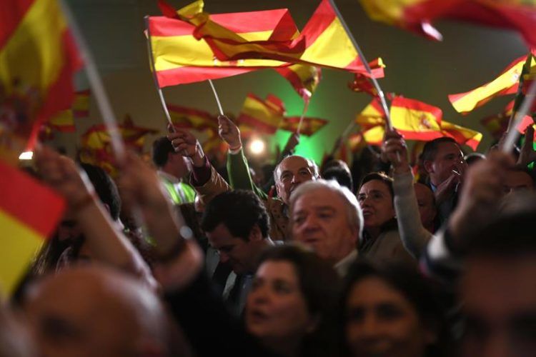 Militantes y simpatizantes de Vox celebran los resultados en las elecciones andaluzas esta noche en un hotel de Sevilla. EFE/Rafa Alcaide