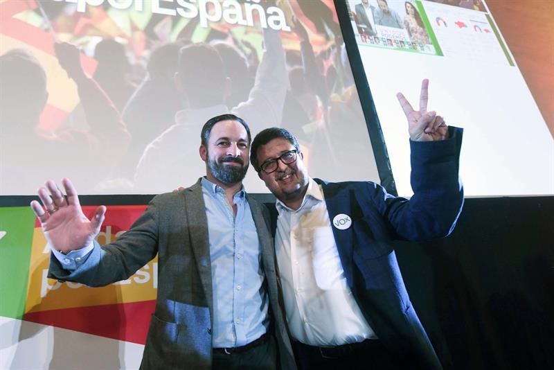 El presidente de Vox, Santiago Abascal (i), y el candidato a la presidencia de la Junta de Andalucía, Francisco Serrano, tras conocer los resultados en las elecciones andaluzas esta noche en un hotel de Sevilla. EFE/Rafa Alcaide