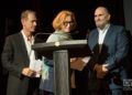 Iván Giroud (izq), presidente del Festival del Nuevo Cine Latinoamericano de La Habana (der), entrega el Coral de Honor a Michelle Satter, en representación del Instituto Sundance, de EE.UU. Foto: Otmaro Rodríguez.
