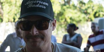 El músico estadounidense Kid Rock a su llegada al Aeropuerto Internacional de La Habana. Foto: Otmaro Rodríguez.