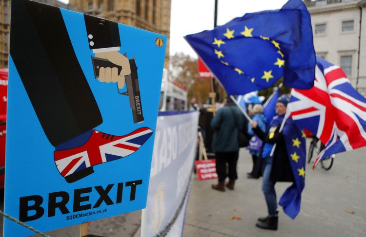 Manifestantes antiBrexit protestan ante el Parlamento británico, en Londres. Foto: Frank Augstein / AP / Archivo.