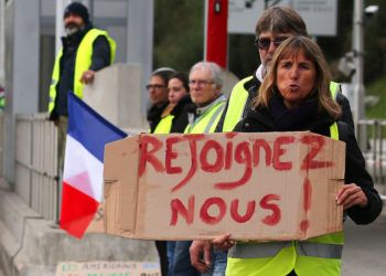 Una manifestante muestra un cartón con el lema "Únase" (en francés) durante una protesta en una autopista en Biarritz, en el suroeste de Francia, el 5 de diciembre de 2018. Foto: Bob Edme / AP.