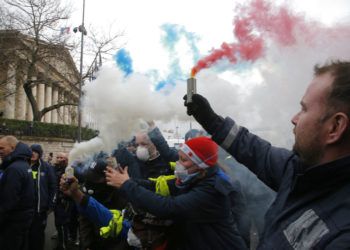 Trabajadores de ambulancias encienden bengalas en el exterior de la Asamblea Nacional francesa, en París, el 3 de diciembre de 2018. Foto: Michel Euler / AP.