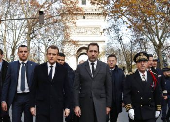El presidente de Francia Emmanuel Macron, centro izquierda, el ministro del Interior de Francia Christophe Castaner, centro derecha, y el prefecto de la policía de París Michel Delpuech, derecha, llegan para visitar a los bomberos y policía antimotines al día siguiente de una manifestación en París, el domingo 2 de diciembre de 2018. Foto: Thibault Camus / AP.