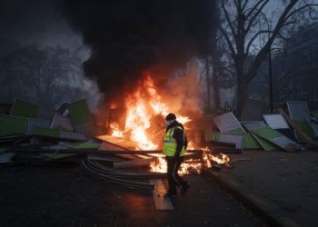 Un manifestante pasa frente a una barricada cerca del Arco del Triunfo en los Campos Elíseos, durante una protesta el sábado 1ro de diciembre de 2018, en París. Foto: Kamil Zihnioglu / AP.