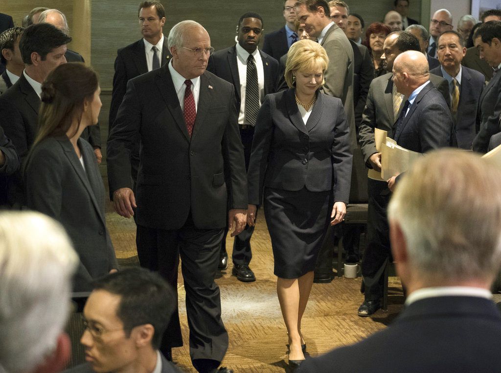 Christian Bale como Dick Cheney, a la izquierda, y Amy Adams como Lynne Cheney en una escena de "Vice". (Matt Kennedy/Annapurna Pictures vía AP)