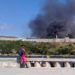 Imagen de la columna de humo por el incendio en la fortaleza de San Carlos de La Cabaña, en La Habana. Foto: ACN.