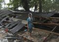 Un hombre inspecciona su casa, que colapsó a causa de un tsunami en Carita, Indonesia, el domingo 23 de diciembre de 2018. (AP Foto/Dian Triyuli Handoko)