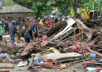 Residentes inspeccionan una casa dañada por un tsunami, en Carita, Indonesia, el domingo 23 de diciembre del 2018. (AP Foto)