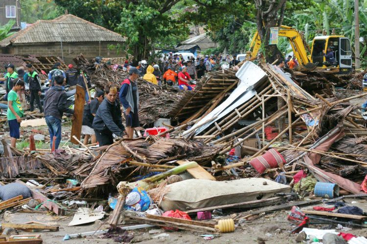 Residentes inspeccionan una casa dañada por un tsunami, en Carita, Indonesia, el domingo 23 de diciembre del 2018. (AP Foto)