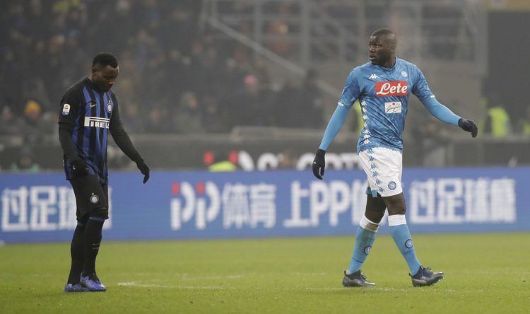 En esta imagen del miércoles 26 de diciembre de 2018, Kalidou Koulibaly, del Napoli, sale de la cancha después de ser expulsado del duelo ante el Inter de Milán en el Estadio de San Siro, en Milán. (AP Foto/Luca Bruno, Archivo)