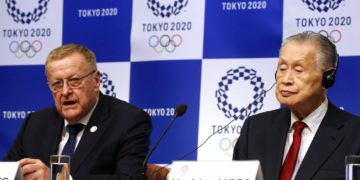 El director del grupo de inspectores del COI, John Coates (izquierda), durante una rueda de prensa junto al presidente del comité organizador de los Juegos Olímpicos de Tokio 2020, Yoshiro Mori, en Tokio, el miércoles 5 de diciembre de 2018. Foto: Koji Sasahara / AP.
