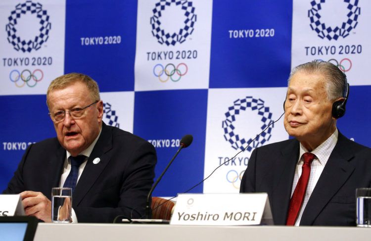 El director del grupo de inspectores del COI, John Coates (izquierda), durante una rueda de prensa junto al presidente del comité organizador de los Juegos Olímpicos de Tokio 2020, Yoshiro Mori, en Tokio, el miércoles 5 de diciembre de 2018. Foto: Koji Sasahara / AP.